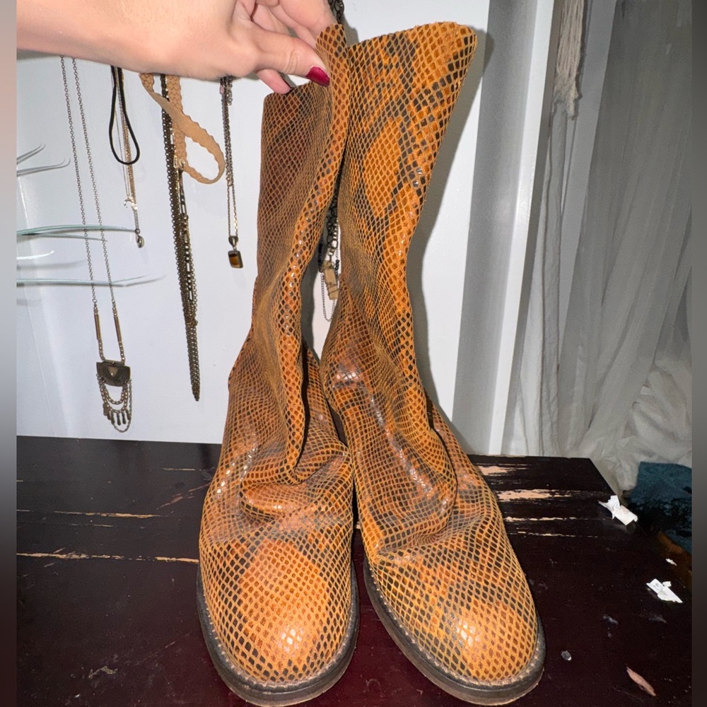 Free People Snakeskin Mid Calf Boots Orange Brown Leather Western Size 39 - Picture 2 of 10
